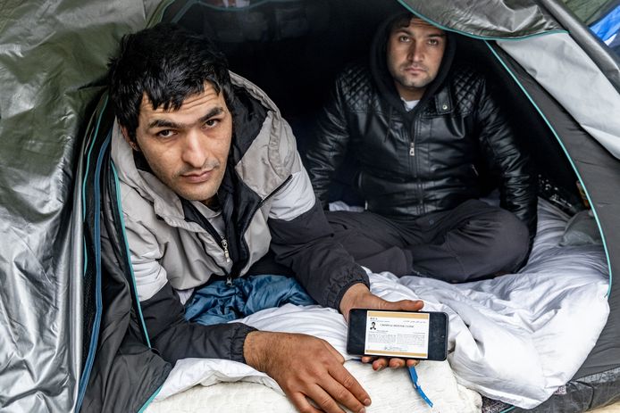 Salah Udin (links), voormalig onderzoeksrechter in Kaboel, maar nu bewoner van een tent in het uitdijende vluchtelingenkamp in Molenbeek.