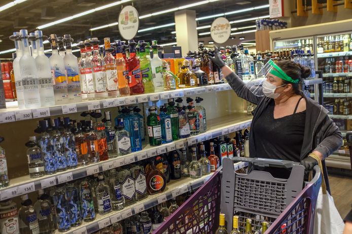 Mensen kopen alcohol voor het ingaan van het verbod.