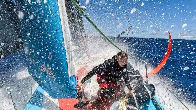 Golven zo hoog als flats, kotsen en door tijdens ’s werelds zwaarste zeilrace: familie apetrots op Rosalin 