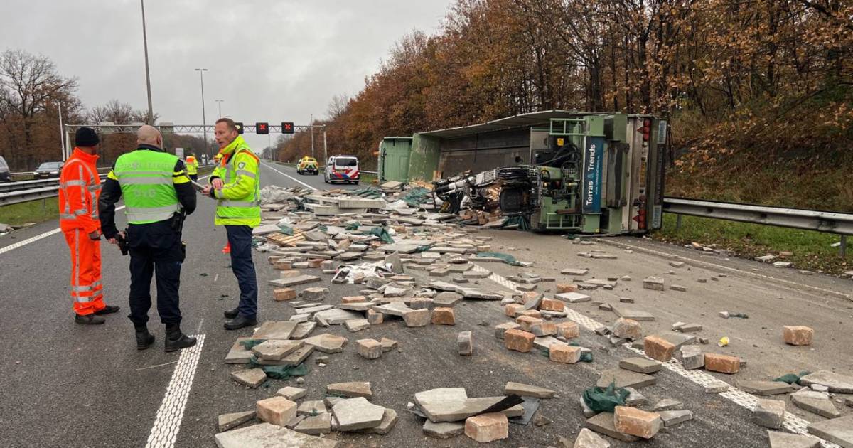 A50 nog uren afgesloten vanwege gekantelde vrachtwagen.