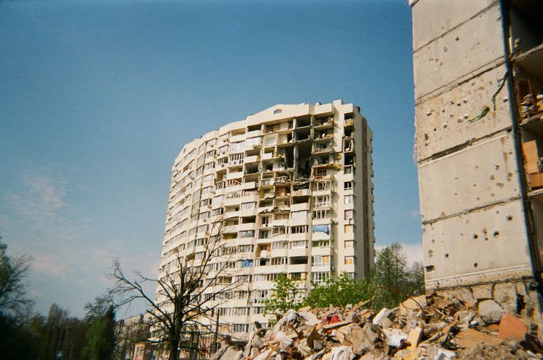 ‘Dit gebouw staat vlak naast ons huis in Tsjernihiv. Toen ik het op het journaal zag was ik doodsbang dat ook ons huis geraakt was. En had mijn vriend het overleefd? Maar alles is oké.’ Beeld Sasha, 11 y.o