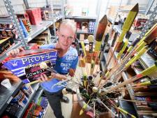 Burgemeester Hofland trekt vuurwerkvergunning in van Vuurwerkshop Holten: ‘Dit willen we niet meer hebben’