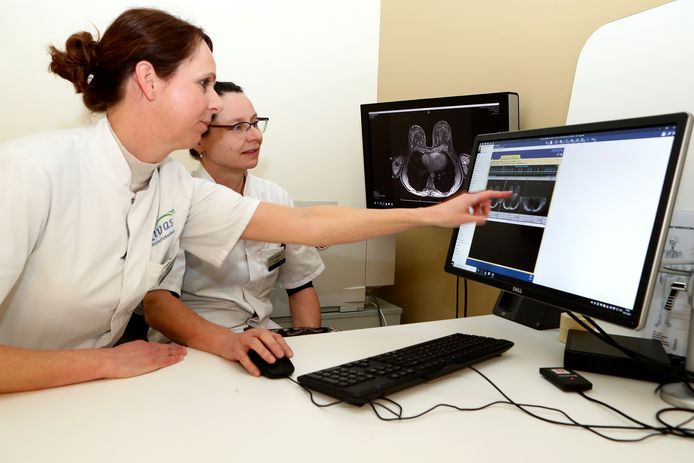 Oncologisch chirurg Tanja Frakking en verpleegkundig specialist Sandra den besten (links) bekijken samen onderzoeksfoto's.
