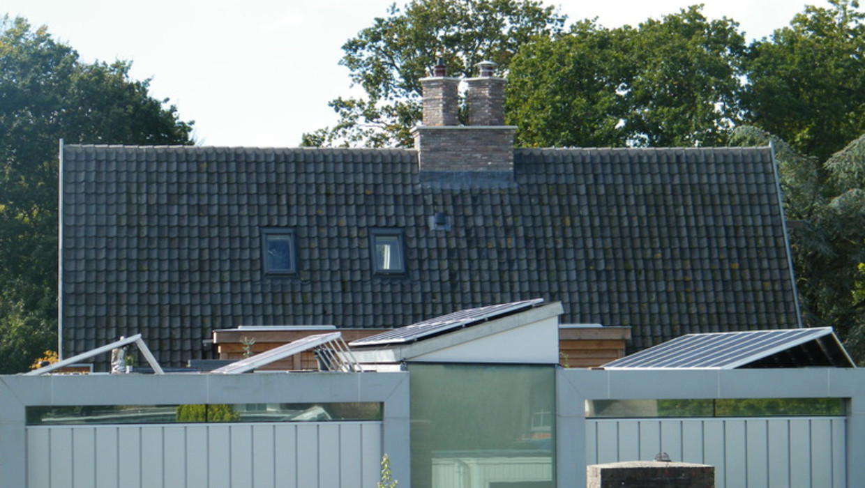 Zonnepanelen inspireren: een jaartje na mijn twaalf verschenen er dertig op het dak van de buren. Beeld 