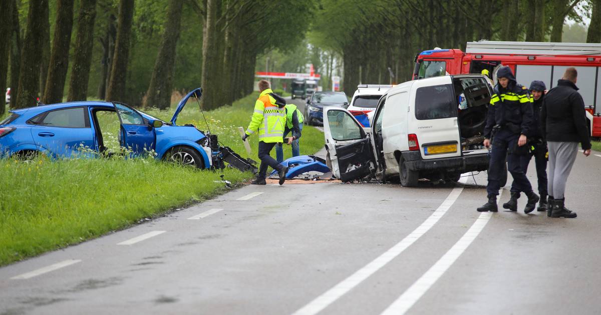 Frontale botsing op N214 bij Wijngaarden, weg in beide richtingen dicht