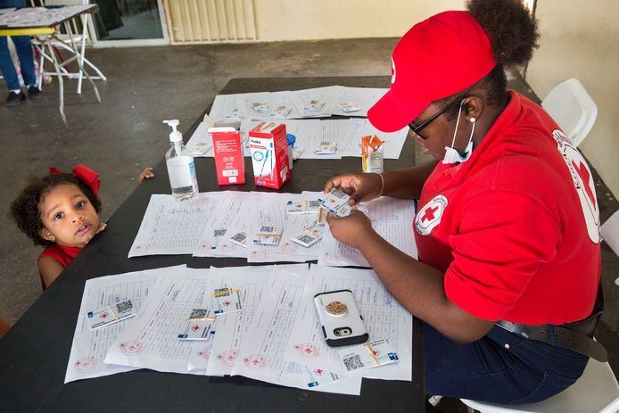Het Rode Kruis op Curaçao geeft voedselkaarten uit aan bewoners van het eiland die door de coronacrisis in grote ﬁnanciële problemen zijn geraakt en hun baan verloren.