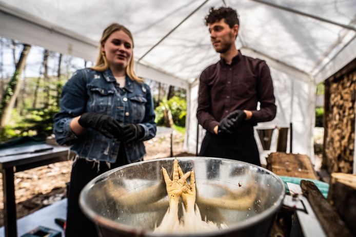 Bij het nieuwe restaurant Upstick moeten gasten helpen met het slachten van de kip die ze later zelf opeten