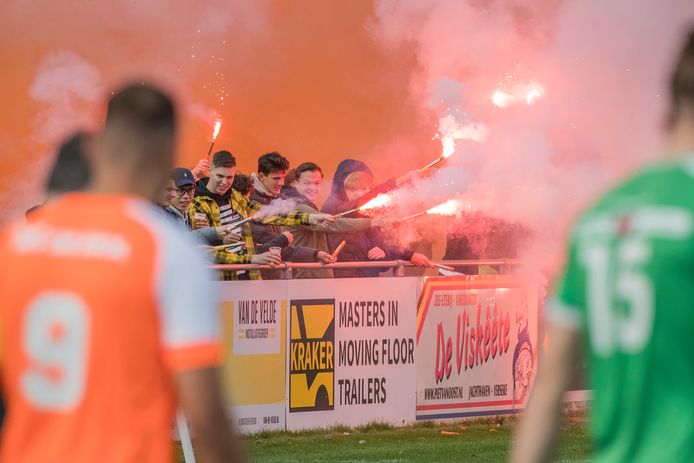 Spelers komen het veld op met veel knal en rook vuurwerk bij de derby tussen Luctor Heinkenszand en Patrijzen.