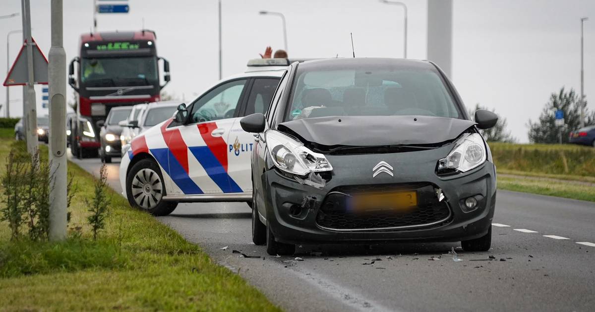Veel schade na kop-staartbotsing op Dalweg 12 in Wildervank