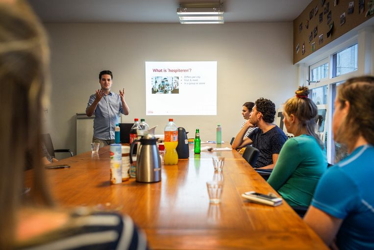 De studenten luisteren geduldig naar de tips van Jeffrey Koppelaar.  Beeld Jiri Buller
