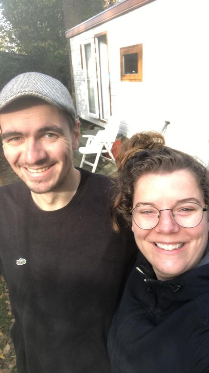Pascal van Eijk en zijn vrouw bij de bewuste stacaravan.