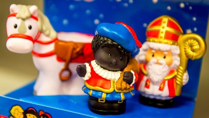 Sinterklaas en Zwarte Piet speelgoed-poppetjes van Fisher-Price. De speelgoedfabrikant haalt de Zwarte Piet-poppetje uit het assortiment na klachten, waarin kenbaar werd gemaakt dat het poppetje racistisch zou zijn.