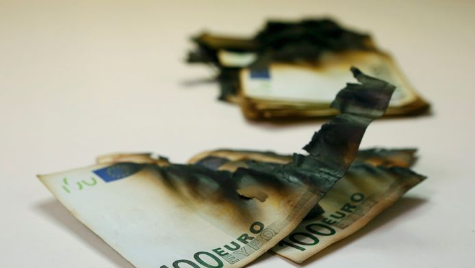 met geld tussenbeiden komen beheerder van geld