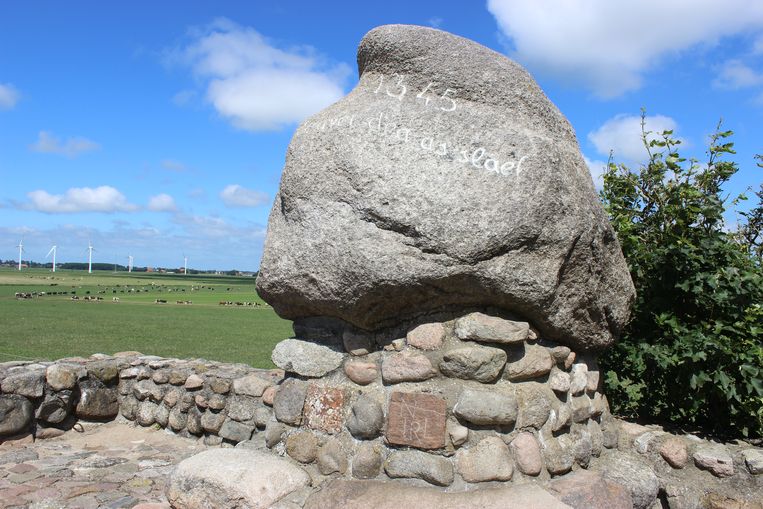 Leaver dea as slaef; het monument in Warns. Beeld Joke de Wolf