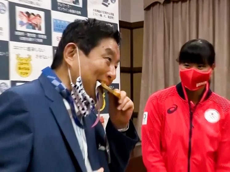 Japanse atlete krijgt nieuwe gouden medaille nadat
burgemeester erin bijt