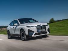 ‘Vreemd topmodel’ van BMW luidt nieuw tijdperk in: zo rijdt de indrukwekkende iX