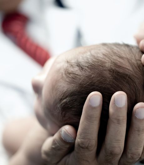 Ruzie tussen kersverse ouders loopt uit de hand: baby van zes weken oud opgenomen met blauwe plekken en hersenbloedingen