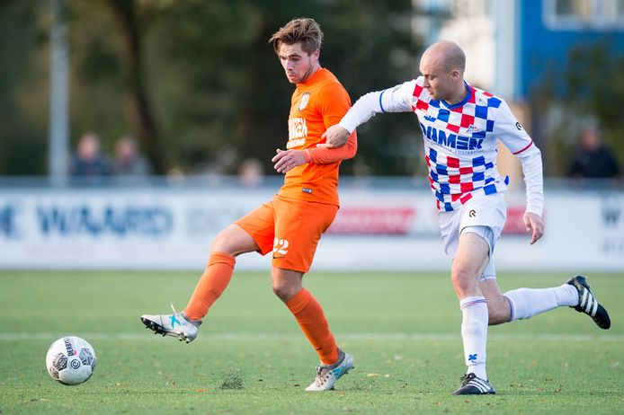 Raymond Baten (rechts) is dit seizoen meestal basisspeler bij De Dijk.