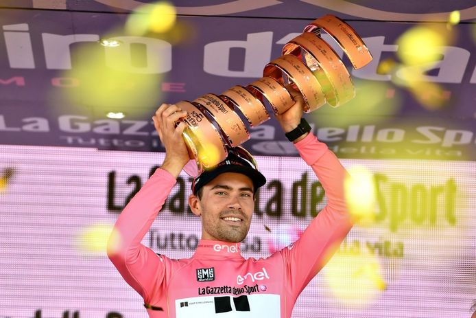 Tom Dumoulin viert zijn winst in de Giro d'Italia.