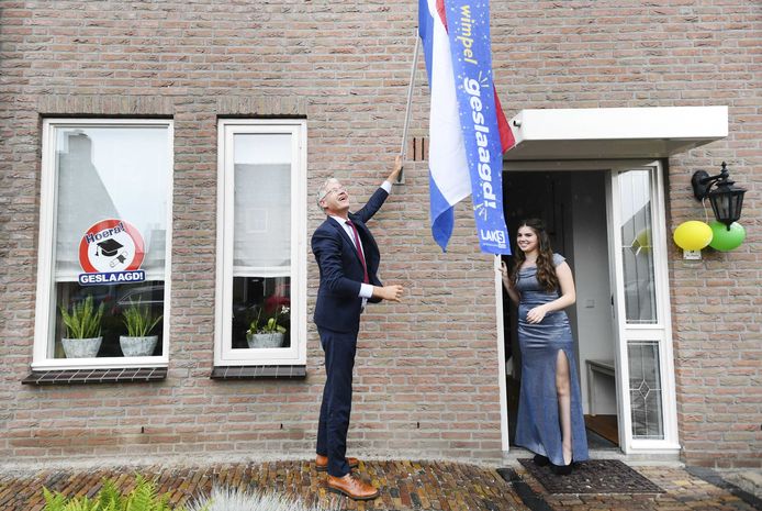 Minister Arie Slob van Onderwijs verrast Anouk Kempkens.