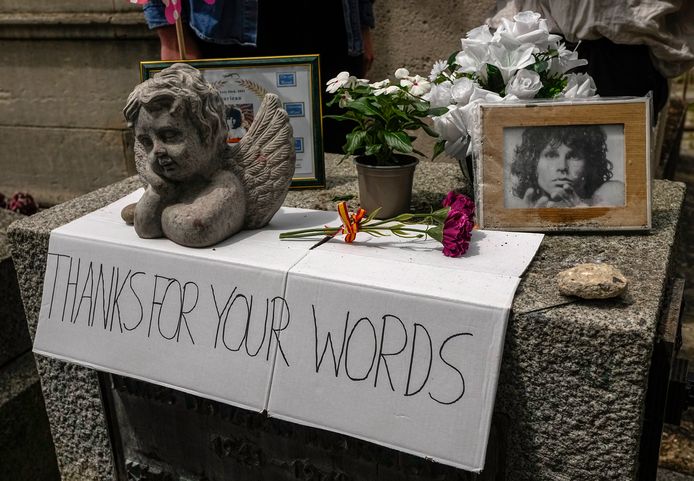 La tombe de Jim Morrison au cimetière parisien du Père Lachaise.
