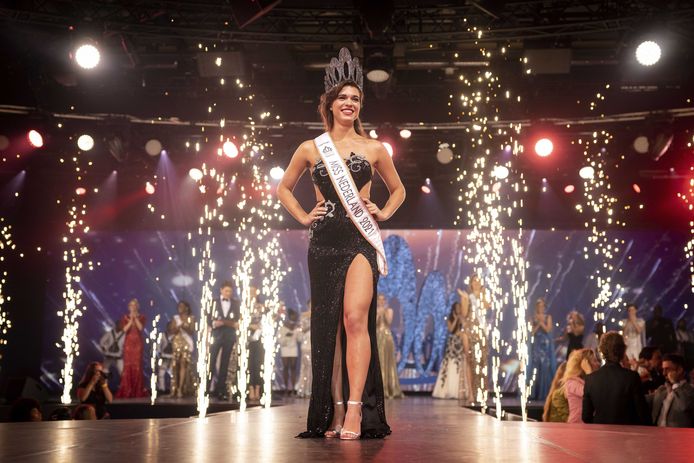 Julia Sinning met de kroon na het winnen van de finale van de Miss Nederland-verkiezing.