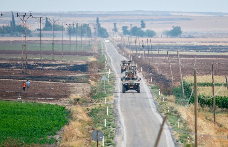 Turkse pantservoertuigen patrouilleren langs de grens met Syrië. Beeld EPA