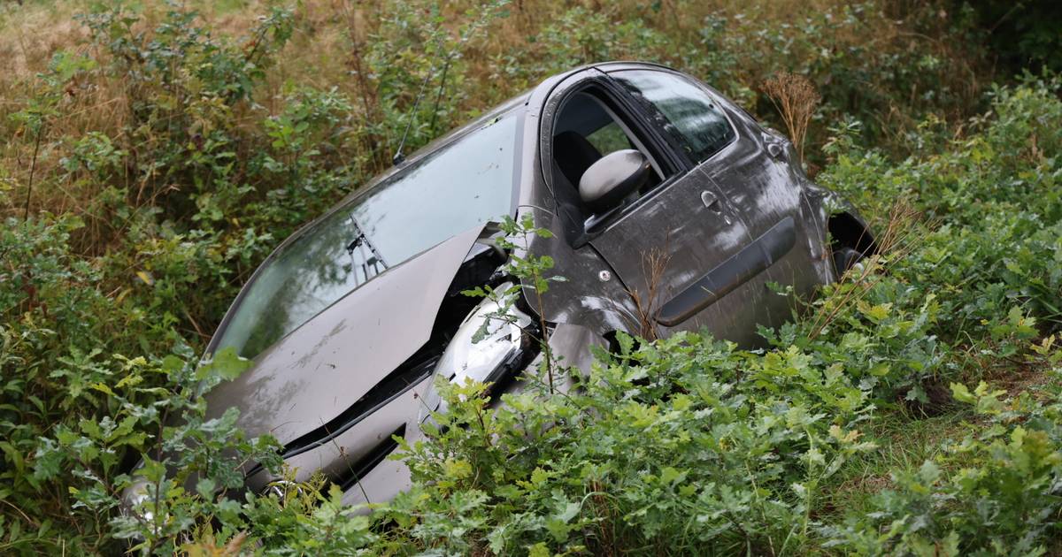 Vrouw komt met de schrik vrij als auto begint te tollen en in de sloot eindigt