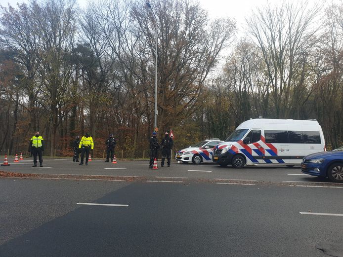 Controle van auto's door politie en Koninklijke Marechaussee bij binnenkomst van Nijmegen op de Rijksweg vanuit Malden i.v.m. de noodverordening die geldt vanwege het verbod op demonstratie in Nijmegen