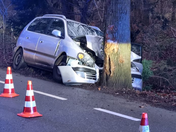 De zwaar beschadigde auto na het ongeluk
