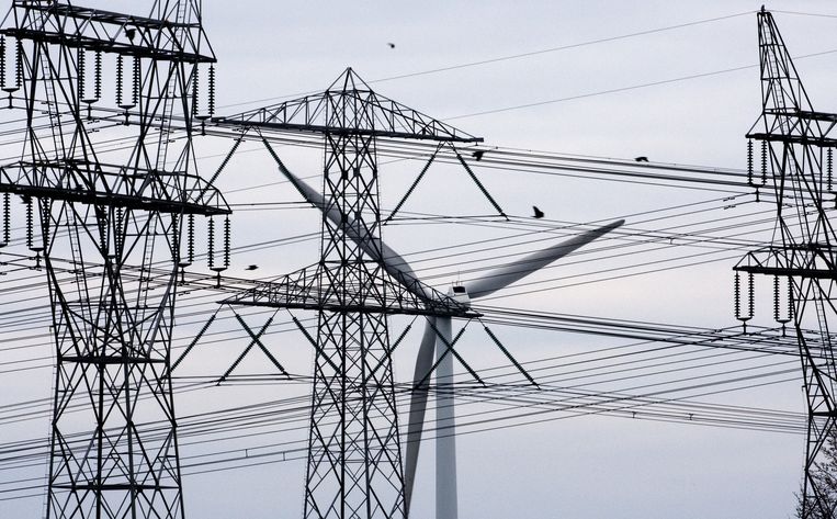 Windmolens en elektriciteitsmasten. Beeld anp