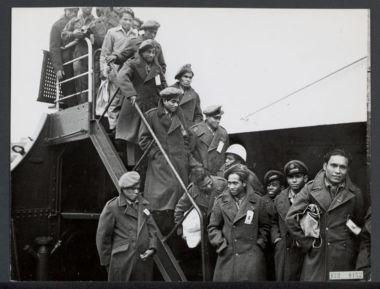 Molukse ex-Knil-militairen verlaten een schip in een Nederlandse haven. Beeld ANP /  ANP