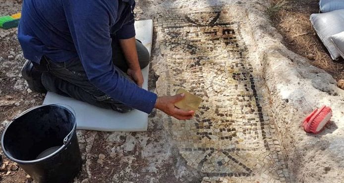 Een archeoloog aan het werk op het landgoed ten noordoosten van Tel Aviv.
