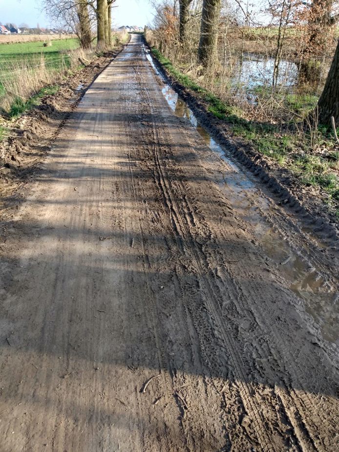 De Wypenstalstraat in Haaltert ligt er soms erg modderig bij.