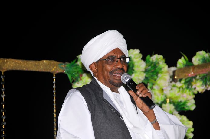 Dictator Omar al-Bashir is al sinds 1989 aan de macht in het door burgeroorlog verscheurde  land.