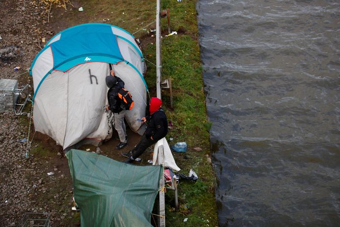 Op de plek waar de 27 verdronken migranten eergisteren vertrokken, Loon-Plage, kamperen nog steeds mensen die de oversteek naar Engeland willen maken.