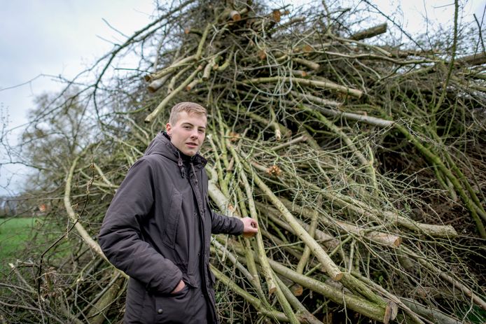 HENGELO - Scholier Hay van der Gracht (15) regelt dit jaar voor het eerst het traditionele paasvuur van de familie. Dit keer een eerbetoon aan zijn vorig jaar overleden opa Johan van der Gracht.