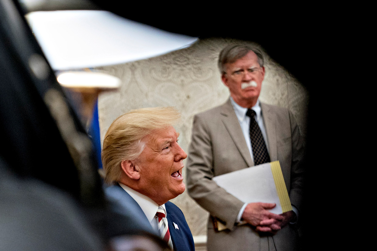John Bolton, op de achtergrond: ‘Trump wist niet dat Groot-Brittanië kernwapens heeft.’  Beeld EPA