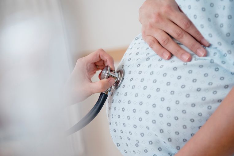 Volgens Trouw zijn ‘vrijwel alle’ zwangere vrouwen die met de deltavariant worden opgenomen niet gevaccineerd. Beeld Getty Images/Tetra images RF