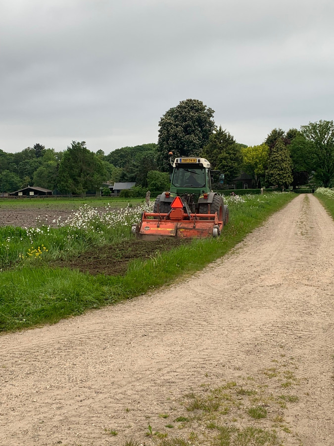 Mensen kunnen genieten van kleurenpracht op de enk in Beekbergen