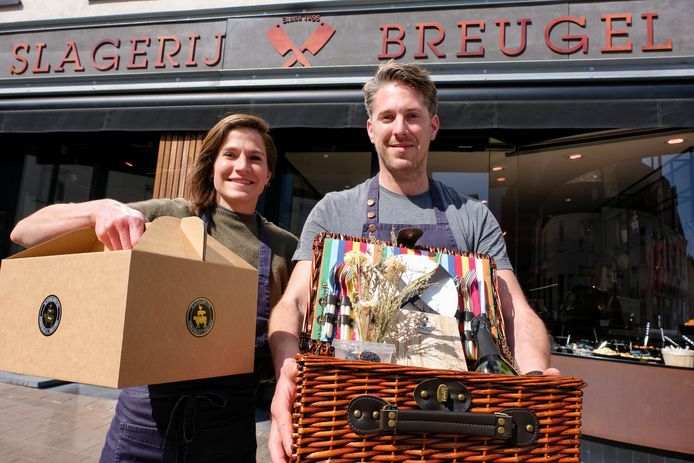 Evelien en Maarten Saey verkopen sinds kort picknickmanden, maar organiseren ook een volwaardige picknick in het Park van Tervuren.