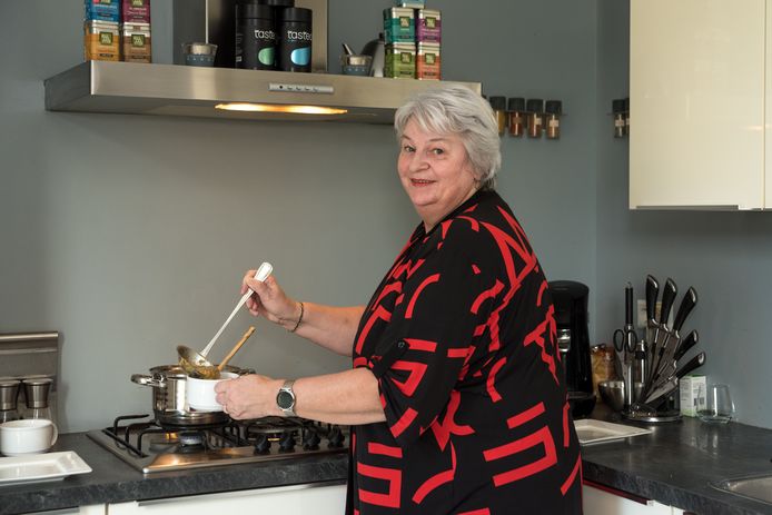 De snert van Erica Erkelens werd gekozen tot lekkerste bij de Zeeuwse competitie snertkoken.