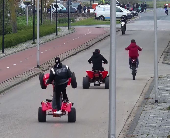 Scooterracers stelen weer verkeersdrempel ‘Ze maken elkaar gek met