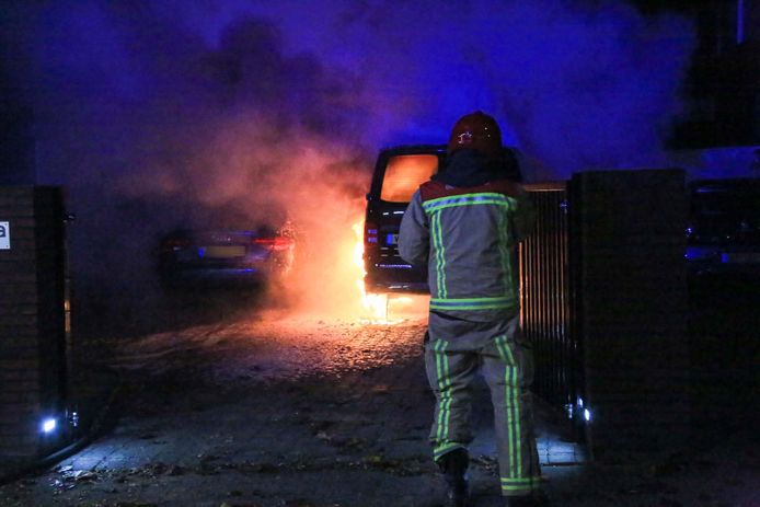 Bij een brand aan de Sint Jozefstraat in Deurne raakten drie voertuigen en een woning beschadigd.