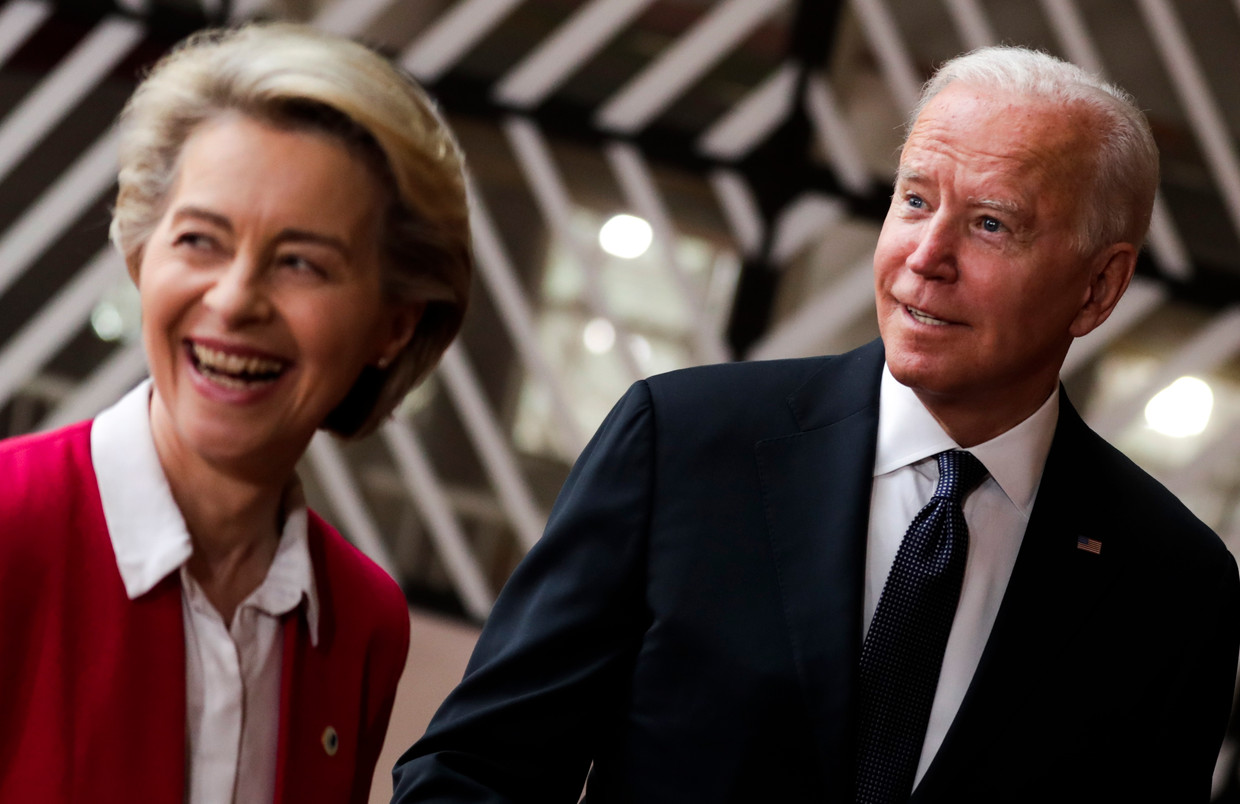 De Amerikaanse president Joe Biden werd in Brussel verwelkomd door de voorzitter van de Europese Commissie, Ursula von der Leyen. Beeld EPA