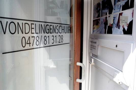 Kindje In Vondelingenschuif Was Gezonde Baby Met Enkel Pamper Aan Binnenland Hln Be