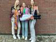 Kampioene Cindy Kosse op handen gedragen door (vanaf links) haar clubgenotes Femke Meenhuis, Feline Horn en Pia-Luise Steggink.