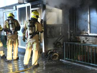 Brand scootmobiel slaat over op woningen: brandweer haalt kinderen uit huis
