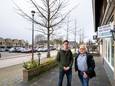 Matthijs Danes (links) en Wijnand Alink bij een van de lege panden aan het Polenplein. ,,Er moet een plek bijkomen waar bezoekers of passanten kunnen neerstrijken om die kop koffie te drinken of iets te eten.”