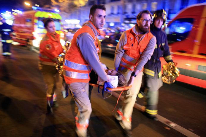 Archiefbeeld 13 november 2015: de hulpdiensten dragen een slachtoffer weg na de aanslag op de concertzaal 'Bataclan' in Parijs.